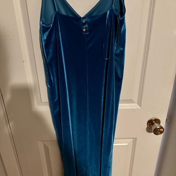 Velvet midi dress - Picture 2 of 4